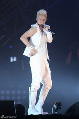 组图：韩庚个唱上演万人大合唱 与女舞者挑逗热舞