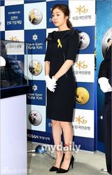组图：金妍儿退役活动 穿黑衣系黄丝带表哀悼
