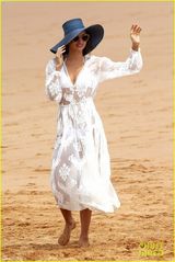 组图：超模米兰达薄纱透视装 豪迈倒立露底裤