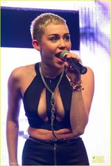 组图：昔日童星麦莉赛勒斯中门大开秀半球