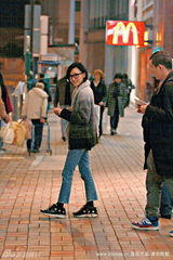 幻灯图：周迅香港购物 未受分手传闻影响心情好