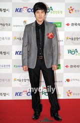 组图：Rain全度妍等出席颁奖礼 少女时代热舞表演