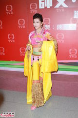 组图：黄浩然为拍戏剃头 黄翠如强调无后台