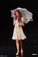 组图：香港时装节开幕 周秀娜谢婷婷等性感抗寒流