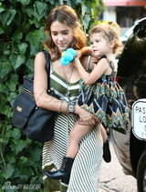 组图：阿尔巴携爱女出行 小奥内短裙皮靴星范十足