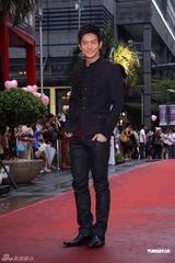 组图：隋棠婚纱装出席《犀利人妻》电影版首映