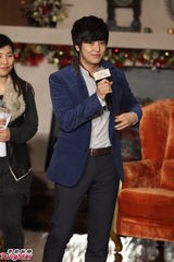 组图：金桢勋优雅亮相腼腆与女粉丝拥抱