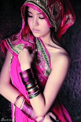 组图：温心印度写真造型曝光 红色纱丽秀异域风情