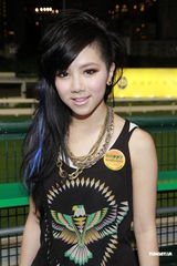 组图：邓紫棋为马场表演助兴