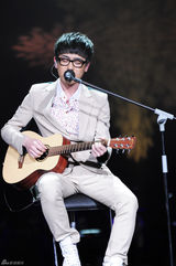 组图：叶倩文《歌声传奇》性感与老外贴身热舞