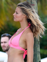 组图：众超模海滩拍大片 百变比基尼美胸诱惑