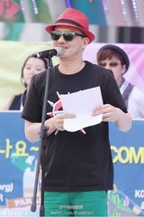 组图：黄耀明何韵诗助阵同性恋游行 献唱支持