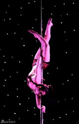 组图：首部钢管舞剧在天津上演 演员高空劈叉