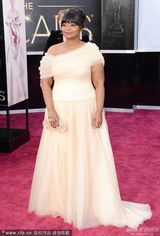 组图：奥克塔维亚-斯宾瑟白纱裙小露香肩