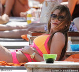 组图：索菲娅曝沙滩性感照 翘腿弄姿秀曲线