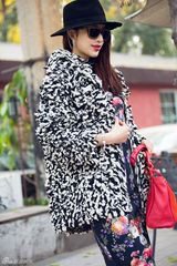 组图：张俪深秋街拍大片玩转英伦复古风