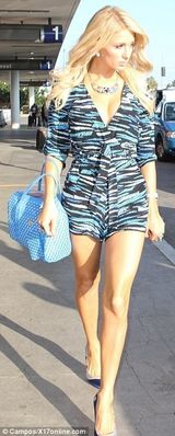 组图：希尔顿深V大秀乳沟 超短连体衣美腿诱人