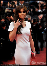 组图：《爱》戛纳首映 科尔白底红尾裙别具一格