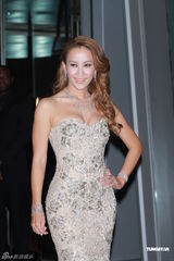 组图：李玟着鱼尾礼服亮相 大方与丈夫亲吻拍照