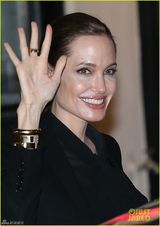 组图：皮特为茱莉庆生共进餐 全黑打扮恩爱牵手