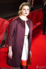 组图：《弗兰西丝-夏》首映 格蕾塔秀美腿