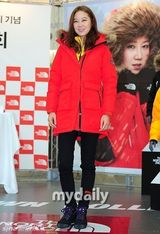 组图：孔孝真休闲装出席品牌活动 笑容明朗