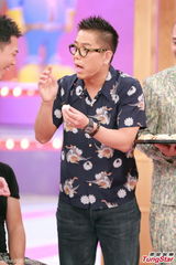 组图：郑伊健陈小春《无敌奖门人》录影玩游戏