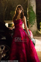 组图：《吸血鬼日记》曝新照 妮娜桃红礼服美艳