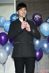 组图：温升豪35岁生日圆歌手梦 唱新歌回馈歌迷