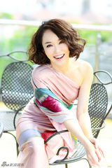 组图：范文芳时尚名媛表现自然美态