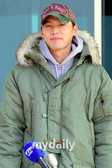 组图：韩国演员玄彬入伍现场 流泪表达谢意