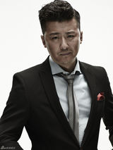 组图：柳小海黑白映像曝光 眼神忧郁展熟男风采