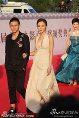 组图：香港嫩模何佩瑜喷血双球呼之欲出