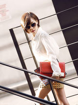 高清组图：韩星佳仁杂志写真 佩戴墨镜秀大腕风范