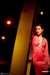 组图：秦海璐登《ELLE》 红玫瑰般在舞台绽放