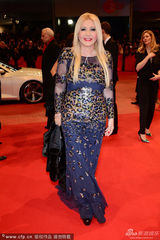 组图：柏林电影节开幕 海克-玛卡琪蕾丝裙现身