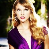 组图：泰勒熟女杂志写真 电眼红唇露纤纤玉腿