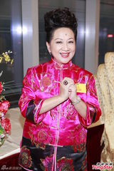 组图：薛家燕借出游了解子女恋情