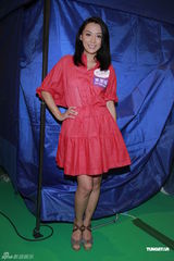 高清组图：陈炜现身秀厨艺 为烹饪比赛任评委