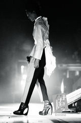 组图：周笔畅登杂志封面 笑容带来正能量