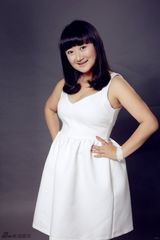 组图：“胖花”臧洪娜文艺出击 白裙飘飘显优雅