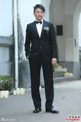 组图：张震大婚献吻娇妻 亲手为新娘提裙摆