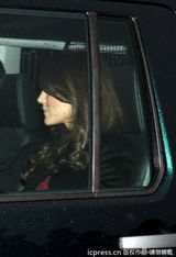 组图：众宾客赴女王圣诞预热晚宴 威廉与凯特车内热聊