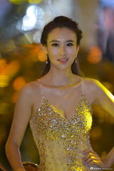 组图：车模兽兽性感透视黄金奶 自信爆乳微笑