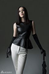 组图：宋佳烟熏装登封面 为演萧红不惧精神错乱