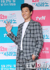 组图：少时秀英宣传《恋爱操作团》豹纹裙霸气