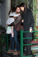 组图：阿汤哥全家外出就餐被拍 苏瑞全程埋头不露面