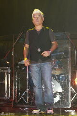 组图：巫启贤为新专辑开唱 30日将出席大炳追思会