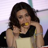 组图：关之琳穿深V礼服现身年会 萧敬腾狂吃