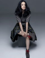 组图：周韵亮相国际品牌时装秀 穿白裙知性温婉